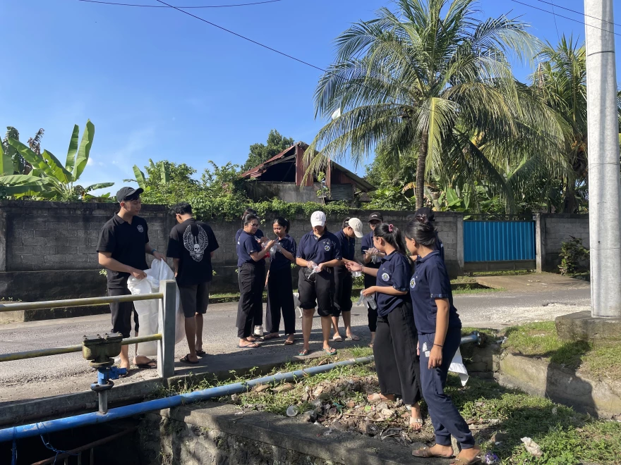 KKN UHN Sugriwa Gelar Aksi Bersih-Bersih Saluran Irigasi